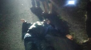 Korban kecelakaan tergeletak di ruas Jalan Bunturaja–Sidikalang, Desa Sosor Lontung, Kabupaten Dairi, usai tertabrak sepeda motor, Sabtu (27/6/2026) malam.