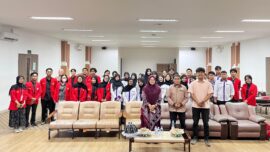 Pelepasan Tim PPK Ormawa HIMAKAHA FK Unhas yang akan menjalankan program OCEANS di Desa Popo, Takalar, guna mendukung upaya pencegahan stunting berbasis One Health.