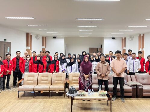 Pelepasan Tim PPK Ormawa HIMAKAHA FK Unhas yang akan menjalankan program OCEANS di Desa Popo, Takalar, guna mendukung upaya pencegahan stunting berbasis One Health.