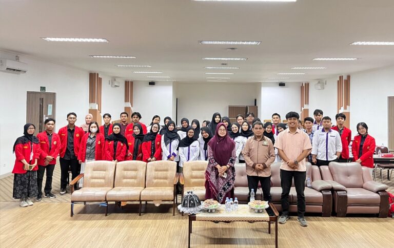Pelepasan Tim PPK Ormawa HIMAKAHA FK Unhas yang akan menjalankan program OCEANS di Desa Popo, Takalar, guna mendukung upaya pencegahan stunting berbasis One Health.