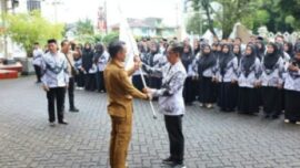 Bupati Bone, H. Andi Asman Sulaiman, S.Sos., M.M., melepas secara resmi kontingen PGRI Bone di Halaman Rumah Jabatan Bupati Bone, Selasa (30/6/2026).
