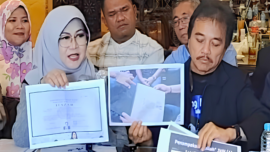 Penangkapan Roy Suryo dan dr Tifa Tunjukkan Ijazah Jokowi