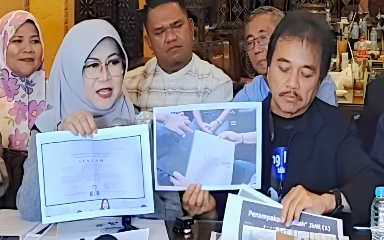 Penangkapan Roy Suryo dan dr Tifa Tunjukkan Ijazah Jokowi