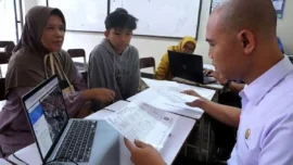 Orangtua siswa mengadu anaknya gagal masuk SMP Negeri karena kalah umur dalam seleksi jalur domisili.