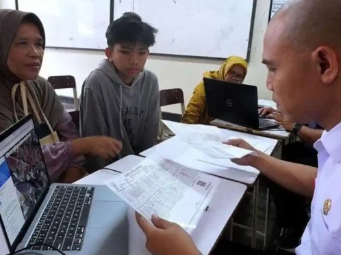 Orangtua siswa mengadu anaknya gagal masuk SMP Negeri karena kalah umur dalam seleksi jalur domisili.