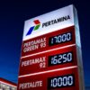 Papan harga BBM Pertamina menampilkan harga terbaru Pertamax dan Pertamax Green 95 di area SPBU pada malam hari.