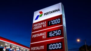 Papan harga BBM Pertamina menampilkan harga terbaru Pertamax dan Pertamax Green 95 di area SPBU pada malam hari.