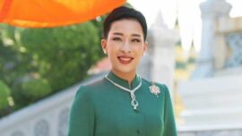 Potret Putri Bajrakitiyabha Mahidol mengenakan busana hijau dalam foto resmi kerajaan Thailand.