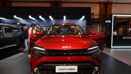 Pengunjung melihat langsung mobil Kia Carens dan Kia Sonet di booth Kia pada ajang Jakarta Fair 2026 di JIExpo Kemayoran.