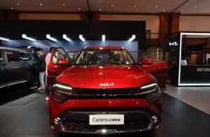 Pengunjung melihat langsung mobil Kia Carens dan Kia Sonet di booth Kia pada ajang Jakarta Fair 2026 di JIExpo Kemayoran.