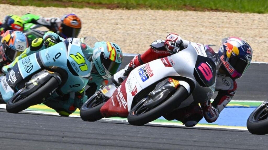 Veda Ega Pratama saat menjalani musim debut Moto3 2026 bersama Honda Team Asia. Pembalap Indonesia berusia 17 tahun itu menjadi pembalap Indonesia pertama yang meraih podium Grand Prix dan kini bersaing di papan atas klasemen Moto3. Foto: Honda Team Asia/MotoGP.