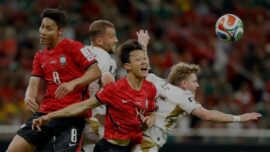 Pemain Korea Selatan berebut bola dengan pemain lawan dalam laga Grup A Piala Dunia 2026. Kemenangan pada pertandingan perdana membawa Korea Selatan menempel Meksiko di papan atas klasemen sementara.