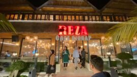 Suasana Reza Cafe Sidrap yang ramai pengunjung pada malam hari. Kafe dan warung kopi kini tidak hanya menjadi tempat menikmati kopi, tetapi juga berkembang sebagai ruang pertemuan komunitas, diskusi, dan aktivitas sosial masyarakat Sidrap. (Foto: Reza Cafe Sidrap)