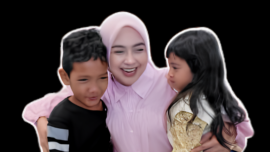 Potret Ria Ricis Memeluk Kedua Anaknya