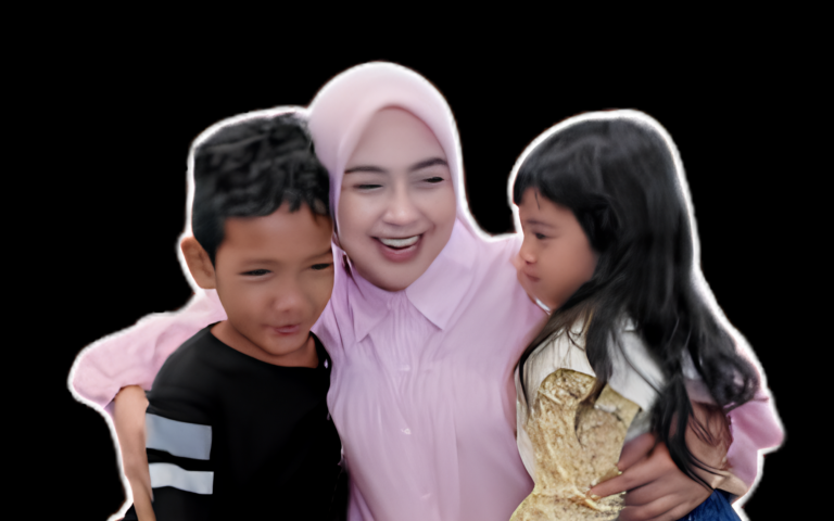 Potret Ria Ricis Memeluk Kedua Anaknya