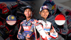 Kolase dua pembalap muda Asia Tenggara mengenakan wearpack balap profesional dengan latar motor balap. Di sisi kiri terdapat ikon bendera Malaysia dan di sisi kanan ikon bendera Indonesia.