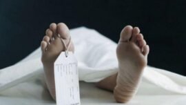 Jenazah korban tertutup kain di dalam kamar kos lokasi kejadian perkara di Tanjung Priok, Jakarta Utara.
