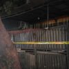 Kondisi rumah kos di Tanjung Priok pada malam hari dengan pencahayaan minim setelah penemuan perempuan muda meninggal dunia
