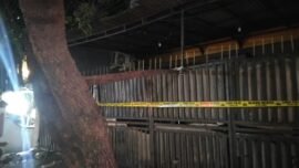 Kondisi rumah kos di Tanjung Priok pada malam hari dengan pencahayaan minim setelah penemuan perempuan muda meninggal dunia