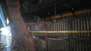 Kondisi rumah kos di Tanjung Priok pada malam hari dengan pencahayaan minim setelah penemuan perempuan muda meninggal dunia