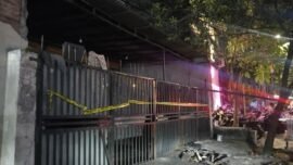 Kondisi rumah kos di Tanjung Priok pada malam hari dengan pencahayaan minim setelah penemuan perempuan muda meninggal dunia di lokasi tersebut