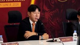 Shin Tae-yong saat menghadiri konferensi pers perkenalan sebagai pelatih kepala Persija Jakarta di Jakarta International Stadium (JIS), Senin (8/6/2026).