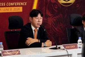 Shin Tae-yong saat menghadiri konferensi pers perkenalan sebagai pelatih kepala Persija Jakarta di Jakarta International Stadium (JIS), Senin (8/6/2026).