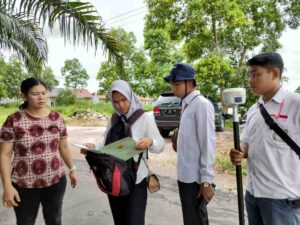 Petugas Badan Pertanahan Nasional (BPN) melakukan pengukuran bidang tanah milik warga sebagai bagian dari proses pendaftaran tanah. Foto: InfoPublik.