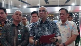 Pejabat Kejaksaan Agung memberikan keterangan pers terkait penahanan Komisaris PT YAT sebagai tersangka dugaan korupsi pengadaan motor listrik Program Makan Bergizi Gratis di Jakarta.
