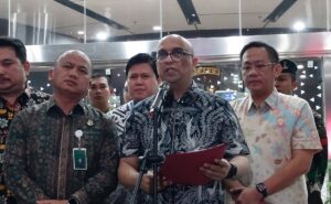 Pejabat Kejaksaan Agung memberikan keterangan pers terkait penahanan Komisaris PT YAT sebagai tersangka dugaan korupsi pengadaan motor listrik Program Makan Bergizi Gratis di Jakarta.