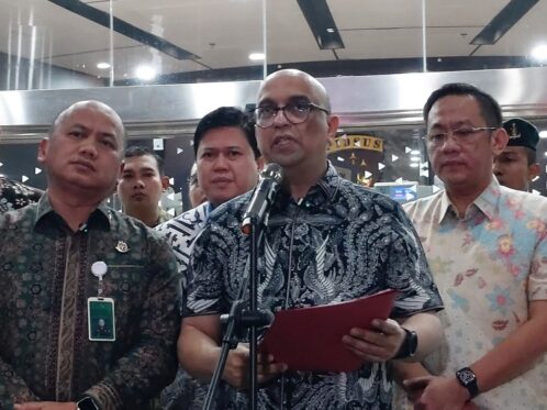 Pejabat Kejaksaan Agung memberikan keterangan pers terkait penahanan Komisaris PT YAT sebagai tersangka dugaan korupsi pengadaan motor listrik Program Makan Bergizi Gratis di Jakarta.