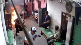 Tangkapan layar rekaman CCTV aksi pelemparan bom molotov yang terjadi di kawasan Rawa Badak Selatan, Koja, Jakarta Utara, Senin 22 Juni 2026. Foto: Katasulsel.com/Polsek Koja/Istimewa