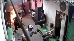 Tangkapan layar rekaman CCTV aksi pelemparan bom molotov yang terjadi di kawasan Rawa Badak Selatan, Koja, Jakarta Utara, Senin 22 Juni 2026. Foto: Katasulsel.com/Polsek Koja/Istimewa