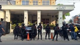 Personel kepolisian berjaga di depan Kafe de'Clan Signature, Cipete, Jakarta Selatan, saat penggeledahan terkait penyidikan dugaan tindak pidana korupsi dan TPPU, Selasa (8/7/2026). Foto: ANTARA.