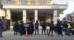 Personel kepolisian berjaga di depan Kafe de'Clan Signature, Cipete, Jakarta Selatan, saat penggeledahan terkait penyidikan dugaan tindak pidana korupsi dan TPPU, Selasa (8/7/2026). Foto: ANTARA.
