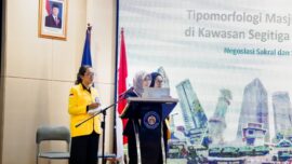 Dr. Fahdiana Yuniasih mempresentasikan disertasinya dalam sidang promosi doktor terbuka di Departemen Arsitektur Fakultas Teknik Universitas Indonesia, Depok, Rabu (1/7/2026).