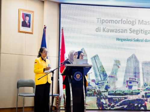 Dr. Fahdiana Yuniasih mempresentasikan disertasinya dalam sidang promosi doktor terbuka di Departemen Arsitektur Fakultas Teknik Universitas Indonesia, Depok, Rabu (1/7/2026).