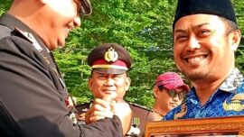 Kapolres Enrekang saat memberi penghargaan kepada para tokoh dalam momen HUT Bhayangkara ke-80
