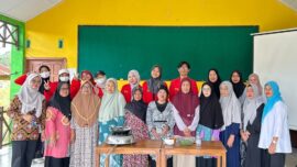 Mahasiswa Praktik Belajar Lapangan (PBL) III Fakultas Kesehatan Masyarakat Universitas Hasanuddin bersama Warga Soppeng.