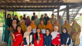 Lansia di Laringgi Soppeng Antusias Periksa Tekanan Darah ke Mahasiswa Unhas