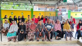 Warga Dusun Yajagalung mengikuti cek kesehatan gratis yang digelar mahasiswa bersama UPTD Puskesmas Takalala di Masjid Nurul Iman, Desa Congko, Kabupaten Soppeng, Jumat (3/7/2026).