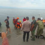 Evakuasi korban tenggelam di Danau Toba Desa Silalahi 2 Kecamatan Silahisabungan Kabupaten Dairi Sumut, Minggu (5/7/2026)