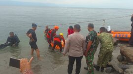 Evakuasi korban tenggelam di Danau Toba Desa Silalahi 2 Kecamatan Silahisabungan Kabupaten Dairi Sumut, Minggu (5/7/2026)