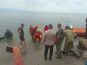 Evakuasi korban tenggelam di Danau Toba Desa Silalahi 2 Kecamatan Silahisabungan Kabupaten Dairi Sumut, Minggu (5/7/2026)