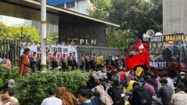 Kantor Pusat PLN Disegel Massa
