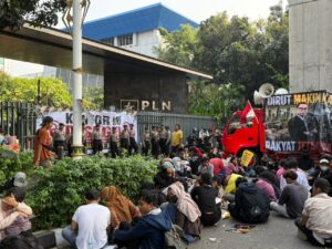 Kantor Pusat PLN Disegel Massa