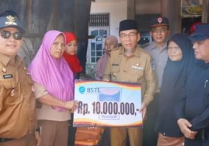 Korban Kebakaran di Lubuk Begalung Padang Terima Bantuan, Rumah Hangus Akibat Diduga Korsleting Listrik