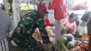 Pastikan Stabilitas Pangan, Babinsa Koramil 1420-05/Dua Pitue Pantau Harga Bahan Pokok di Pasar Sentral Tanru Tedong