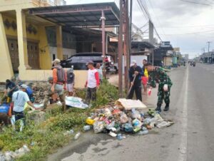 Babinsa Salomallori Bersama Warga Gelar Karya Bakti Bersihkan Saluran Air Cegah Banjir