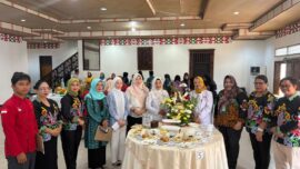 ketua TP PKK Kota Palangkaraya Avina Fairid Naparin yang juga sebagai istri Walikota Palangkaraya Fairid Naparin , Kepala Diskan Palangkaraya Indriati Rita Dewi dan Chief Taufik Hidayat Rahmat berbaju kemeja merah foto bersama di acara lomba (15/7)